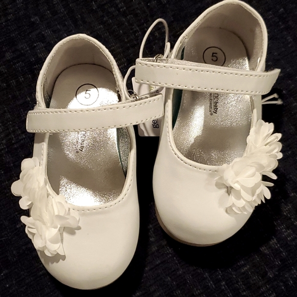 OshKosh B'gosh Other - NWT Genuine Baby from Oshkosh Adora White Non- Marking Baby Girl Shoes - Size 5